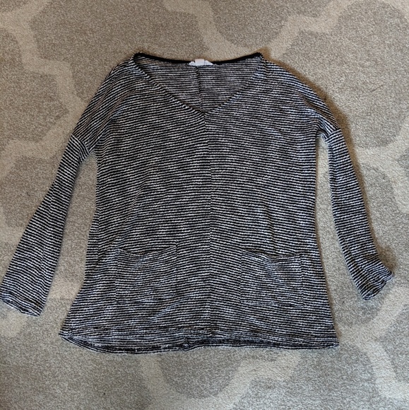 Cozy Black & White Top with Pockets - Picture 1 of 6